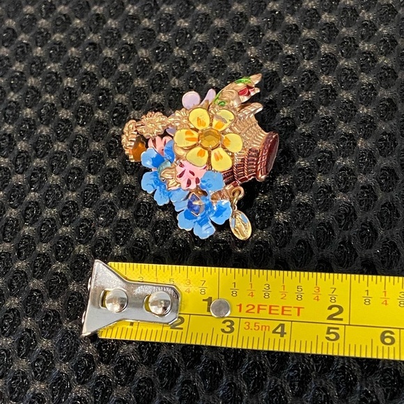 Virgin Mary Floral Basket Gold Tone Brooch Pin - Picture 9 of 11